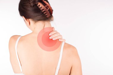 Kas spazmı. Boyun ve omuz ağrısı ve yaralanma, arkadan görünüm, kadın ile yakın çekim, üzerinde beyaz izole