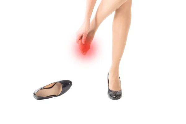 Kadın yaralı ve silinen ayak yüksek topuklar üzerinde beyaz izole sıkı ayakkabı sole