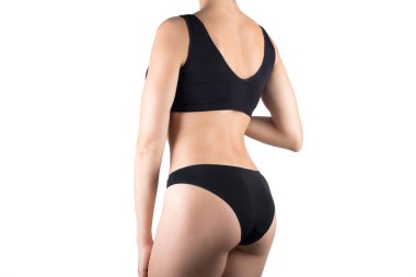 Erkek siyah üst ve beyaz izole iç çamaşırı, fit vücut kırpılmış.