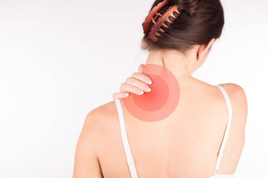 Kas spazmı. Boyun ve omuz ağrısı ve yaralanma, arkadan görünüm, kadın ile yakın çekim, üzerinde beyaz izole