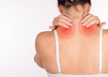 Boyun ve omuz ağrısı ve yaralanma, arkadan görünüm, kadın ile yakın çekim, üzerinde beyaz izole