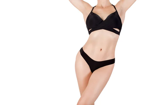 Женщина сексуально подходит обрезанный тело в черном спортивном бикини, изолированный на белом — стоковое фото