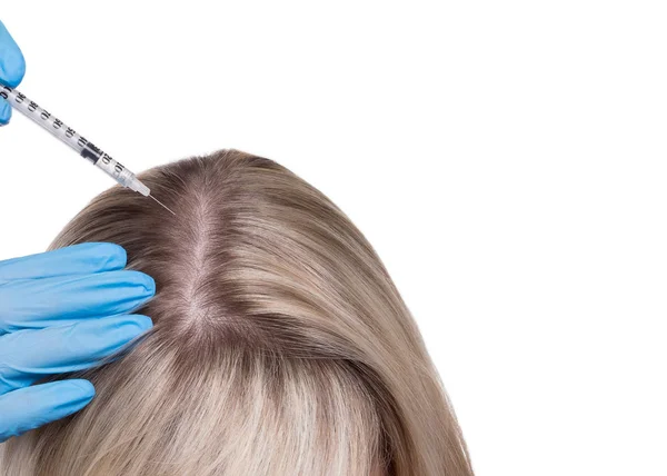 Anty wypadanie włosów wtrysku. Lekarze ręce strzykawki i kobiece blond włosy, izolowane na białym. — Zdjęcie stockowe