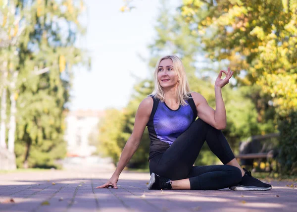 Kaukázusi középkorú sportoló nő jógázik a szabadban ősszel a városi parkban, szelektív fókusz — Stock Fotó