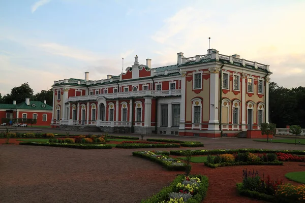 Tallinn, hangi Rus imparator Peter eşi Ekaterina sundu sarayda Kadriorg farklı geometrik şekillerde güzel parlak yataklar