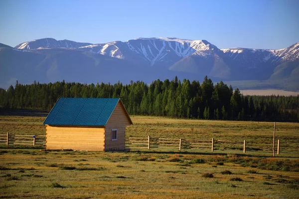 Dřevěný Domek Pro Turisty Pozadí Hor Sněhová Pokrývka — Stock fotografie