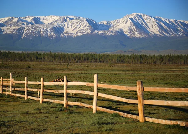 Wooden Fence Parallel Boards Long Term Leaving Mountains Covered Sno — Stock Photo, Image