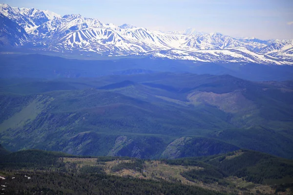 Sno 盖阿尔泰山脉的顶部景观 — 图库照片