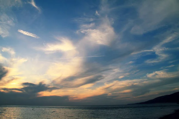 Colorful Sky Decline Freakish Clouds White Path Flying Plan — Stock Photo, Image