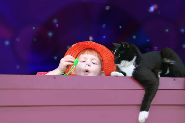 Little Girl Orange Hat Starts Soap Bubbles Balcony Black Cat — Stock Photo, Image