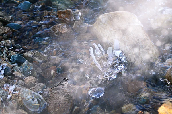 Ramas congeladas inusuales en el agua helada del río de montaña —  Fotos de Stock