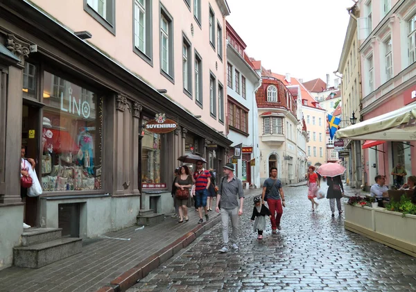 Turisté na ulici ve starém Tallinnu — Stock fotografie