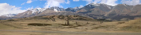 Estrada de alta velocidade nas montanhas de Altay — Fotografia de Stock