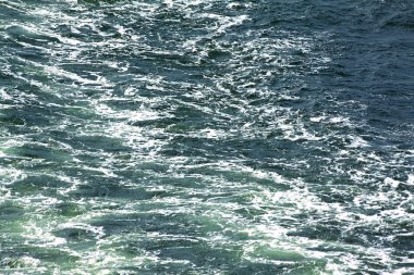 Dalgalar la bir deniz yüzeyinin arka plan