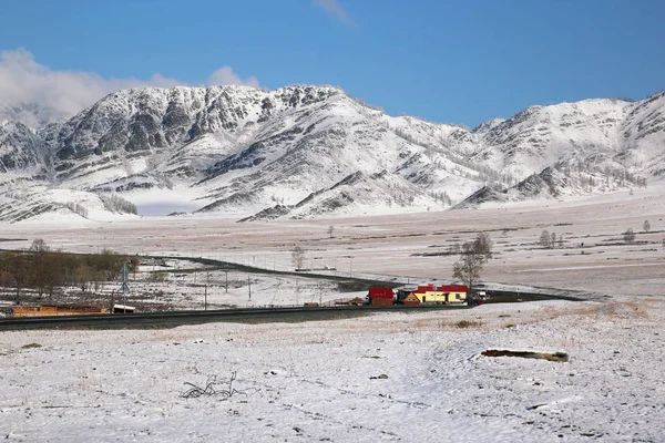 Small village in the Altay mountains — Stockfoto