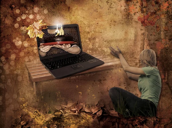 Genç Kız Yalnızlık Içinde Yirminci Yıl Dönümünü Kutluyor Bir Bilgisayardan — Stok fotoğraf