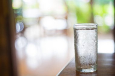 Susadın mı? Maden suyu bir bardak ister misin?