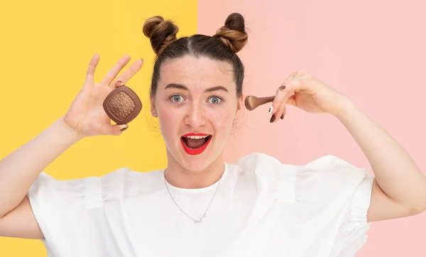 Funny Girl Holding Chocolate Puff Box Brush Color Background — Stock Photo, Image