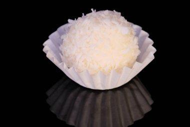 siyah arka plan üzerine tatlı şeker görünümü kadar kapatın