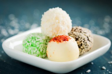 Mavi ahşap arka plan üzerinde iştah açıcı yer mantarı