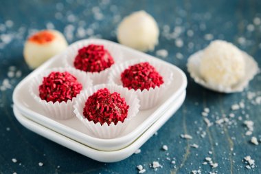 Mavi ahşap arka plan üzerinde iştah açıcı yer mantarı