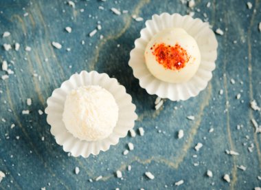 Mavi ahşap arka plan üzerinde iştah açıcı yer mantarı