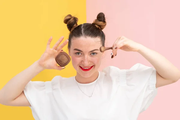 Funny Girl Holding Chocolate Puff Box Brush Color Background — Stock Photo, Image