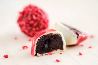 Hafif ahşap arka plan üzerinde iştah açıcı yer mantarı