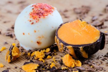 Çikolata parçaları, ateş yakın çekim ile iştah açıcı yer mantarı