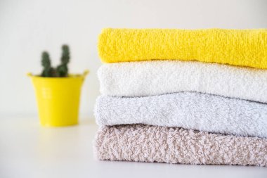 Pamuk havlu içinde hafif bir arka plan karşı ev iç