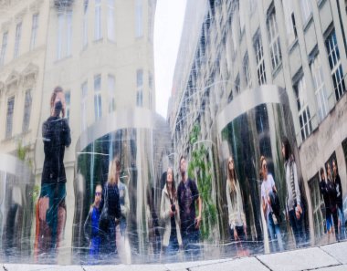 Çek Cumhuriyeti, Prag - 28 Ağustos 2018: Prag'da caddenin yansıması bozuk