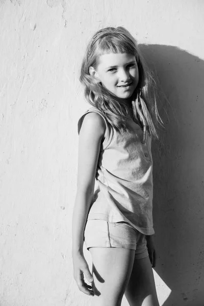 黑色和白色的微笑的小女孩的肖像 — 图库照片