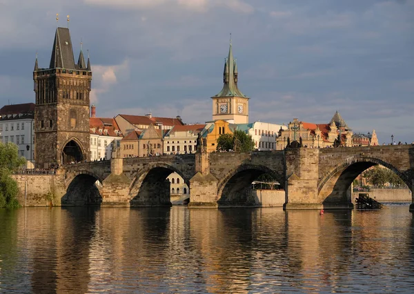 Görünümü Prag, tarihi merkezi Charles Köprüsü ve eski şehir