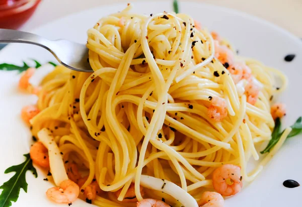 Pasta Con Gamberi Carne Calamaro Piatto Bianco Macro Sparato — Foto Stock