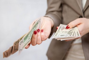 Tanınmayan işkadını dolar, nötr arka plan holding