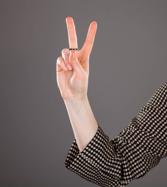 Olumlu hareketi gri arka plan üzerinde gösterilen El