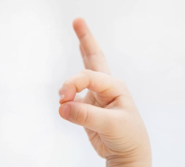 Olumlu işaret, beyaz arka plan gösteren çocuğun el