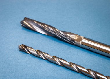 Mavi arka plan üzerinde çelik matkaplar