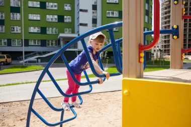 Aktif küçük kız parkta oynarken