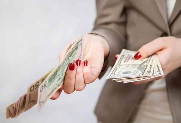 Tanınmayan işkadını dolar, nötr arka plan holding
