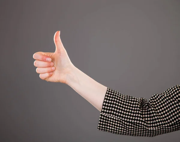 Mão Feminina Mostrando Gesto Positivo Fundo Cinza — Fotografia de Stock