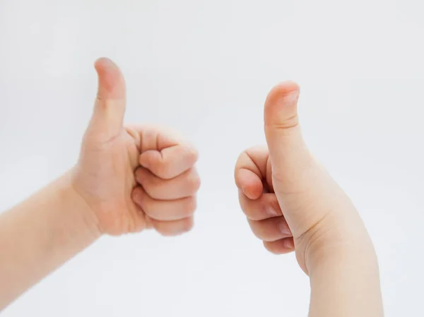 Olumlu Işaret Beyaz Arka Plan Gösteren Çocuğun Elleri — Stok fotoğraf