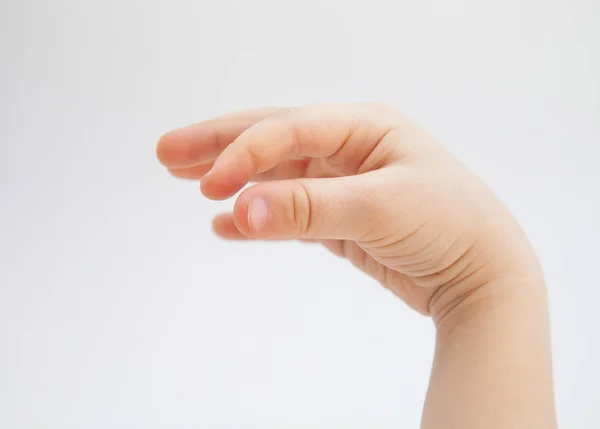 Mano Niño Sosteniendo Algo Sobre Fondo Blanco — Foto de Stock