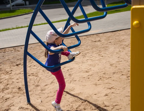 Menina Ativa Parque Infantil — Fotografia de Stock