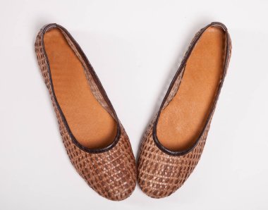 Beyaz arka plan üzerinde yeni kahverengi Ayakkabı