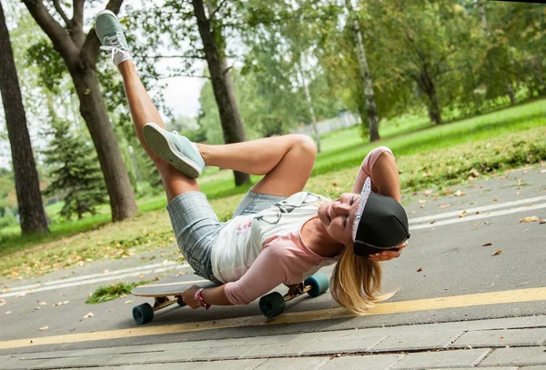 Szczęśliwa Dziewczyna Jazda Longboard Naturalnego Tła — Zdjęcie stockowe