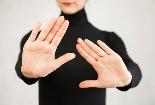 Oigenkännlig Ung Kvinna Visar Avvisande Gest Neutral Bakgrund — Stockfoto