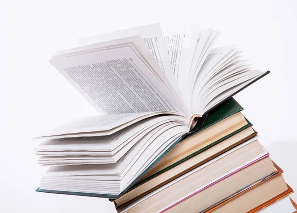Beyaz arkaplan üzerine kitap yığını