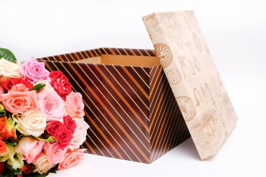 Hediye kutusu ve gül beyaz bir arka plan üzerinde