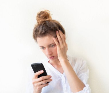 smartphone üzerinde açık renkli kullanan genç kadın portresi